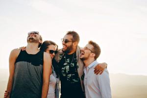 Mai mult decat socializare: 4 moduri in care relatiile sanatoase imbunatatesc starea de bine